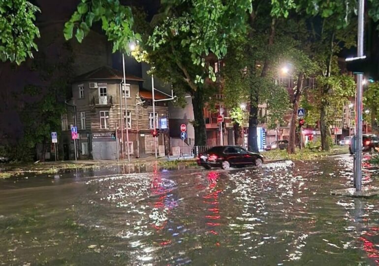 Продължава отстраняването на последиците след снощната буря в Пловдив (СНИМКИ)