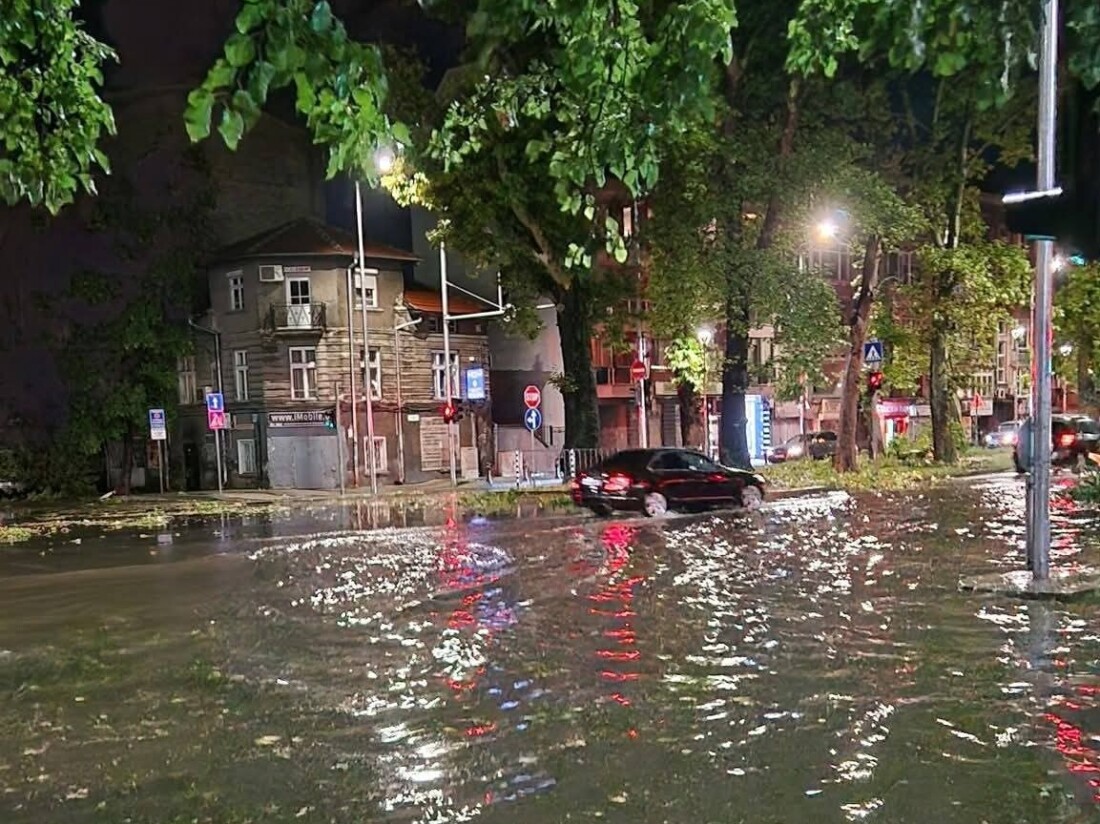 Продължава отстраняването на последиците след снощната буря в Пловдив (СНИМКИ)