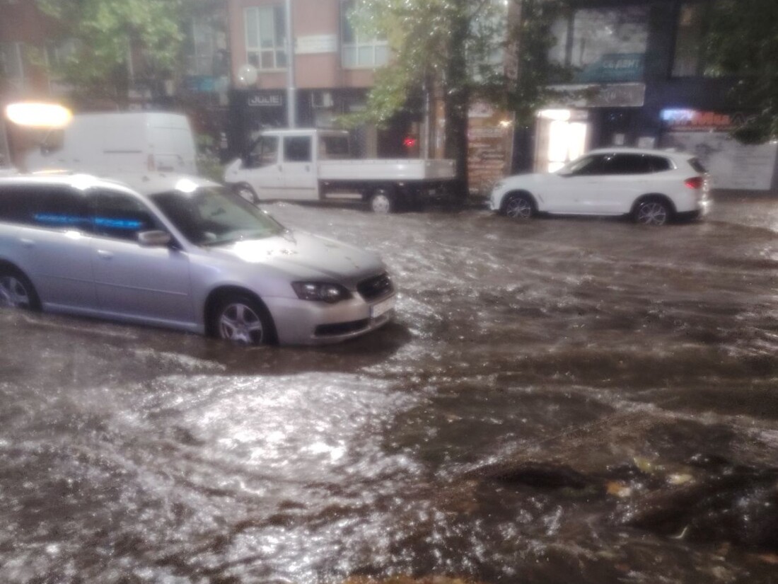 Продължава отстраняването на последиците след снощната буря в Пловдив (СНИМКИ) 4 Продължава отстраняването на последиците след снощната буря в Пловдив (СНИМКИ)
