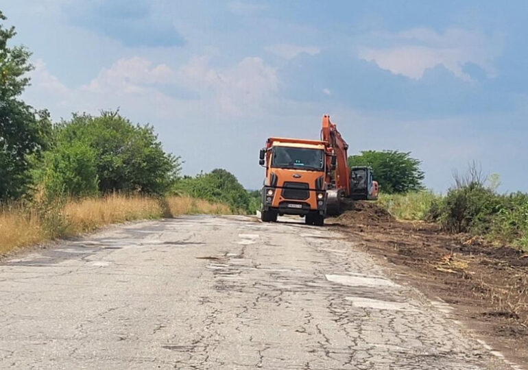 Стартира ремонт на важен път в Първомайско