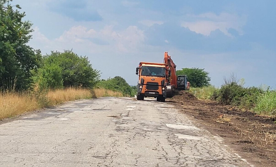 Стартира ремонт на важен път в Първомайско