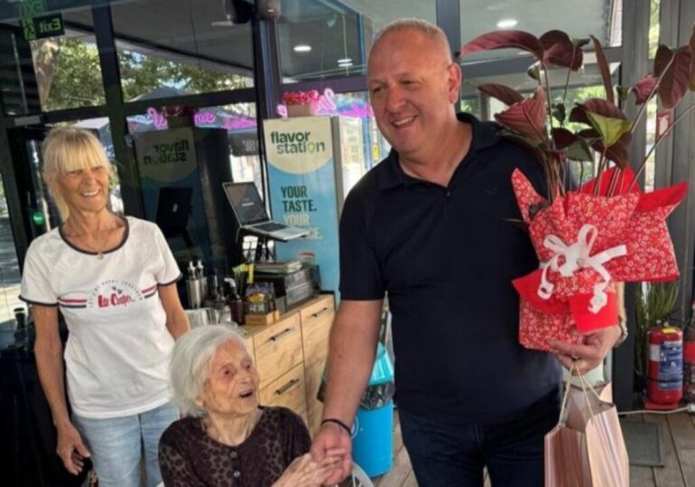 На 103 години, но с младежки дух: Кметът на Първомай уважи рождения ден на баба Атанаска (СНИМКИ) 6 На 103 години, но с младежки дух: Кметът на Първомай уважи рождения ден на баба Атанаска (СНИМКИ)