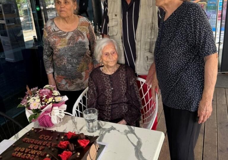 На 103 години, но с младежки дух: Кметът на Първомай уважи рождения ден на баба Атанаска (СНИМКИ) 5 На 103 години, но с младежки дух: Кметът на Първомай уважи рождения ден на баба Атанаска (СНИМКИ)