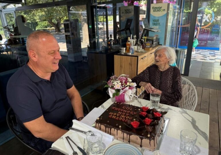 На 103 години, но с младежки дух: Кметът на Първомай уважи рождения ден на баба Атанаска (СНИМКИ)