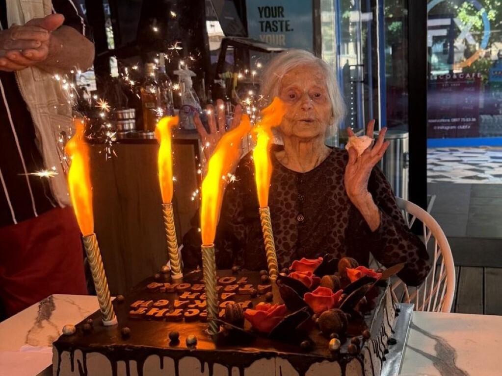 На 103 години, но с младежки дух: Кметът на Първомай уважи рождения ден на баба Атанаска (СНИМКИ) 2 На 103 години, но с младежки дух: Кметът на Първомай уважи рождения ден на баба Атанаска (СНИМКИ)