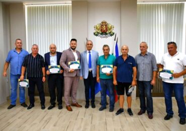 Кметът на Асеновград награди смелчаци, помогнали при гасенето на пожара край депото за отпадъци (ГАЛЕРИЯ)