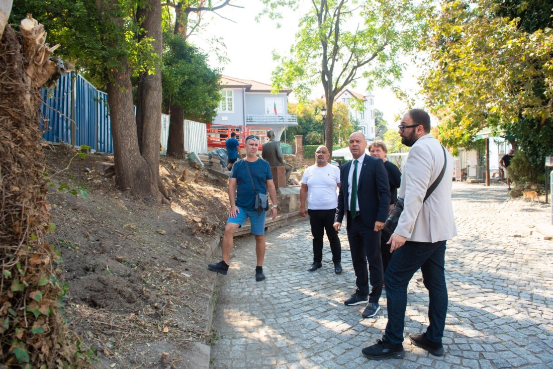 Кметът на Пловдив Костадин Димитров инспектира реставрацията на Жълтото училище (СНИМКИ) 4 Кметът на Пловдив Костадин Димитров инспектира реставрацията на Жълтото училище (СНИМКИ)