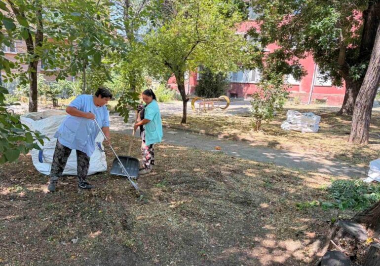 Продължават дейностите по облагородяване на зелените площи в Асеновград (СНИМКИ)