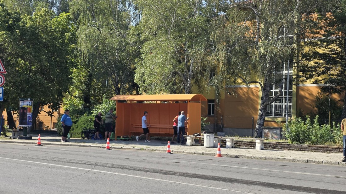 Подмениха заслона на поредна автобусна спирка в Карлово (СНИМКИ)