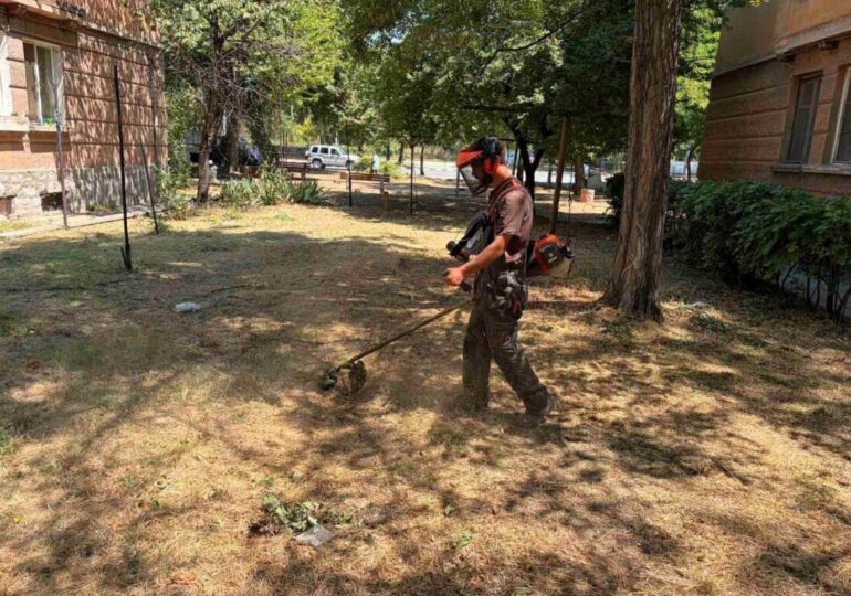 Продължават дейностите по облагородяване на зелените площи в Асеновград (СНИМКИ)