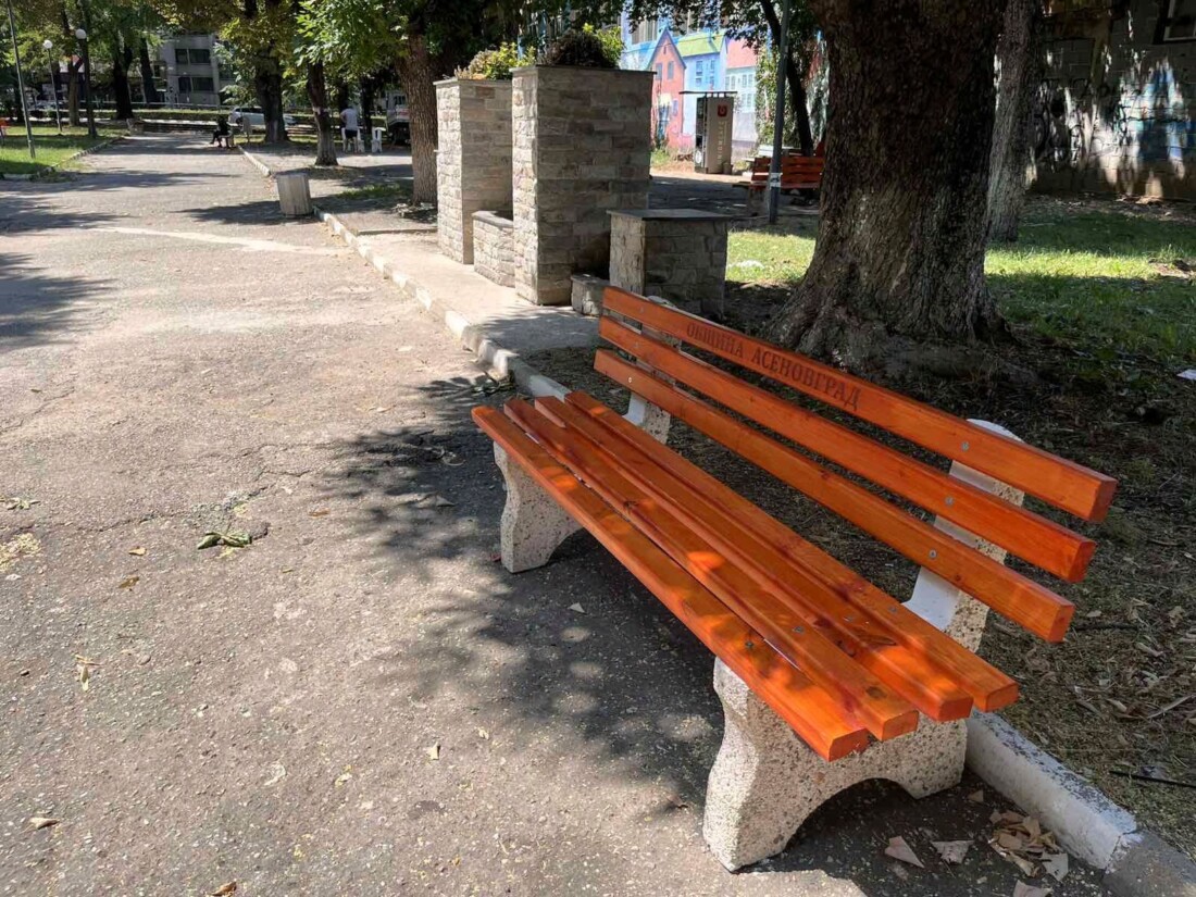 Нови пейки за парковете в Асеновград (ГАЛЕРИЯ) 1 Нови пейки за парковете в Асеновград (ГАЛЕРИЯ)