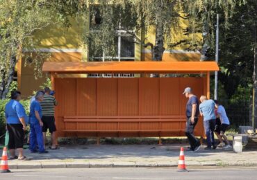 Подмениха заслона на поредна автобусна спирка в Карлово (СНИМКИ)