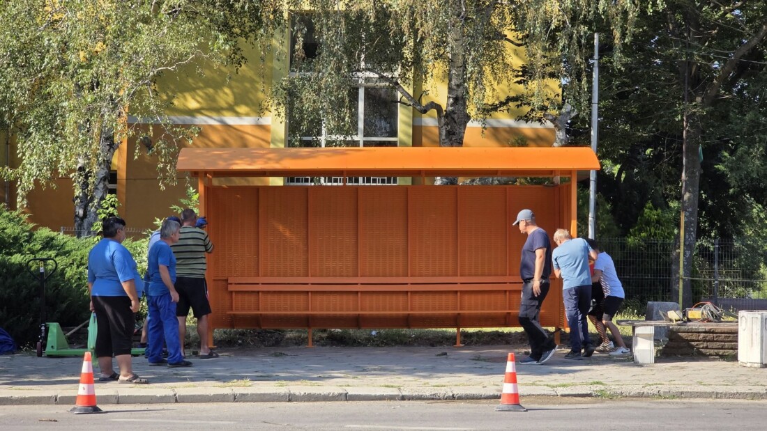 Подмениха заслона на поредна автобусна спирка в Карлово (СНИМКИ)
