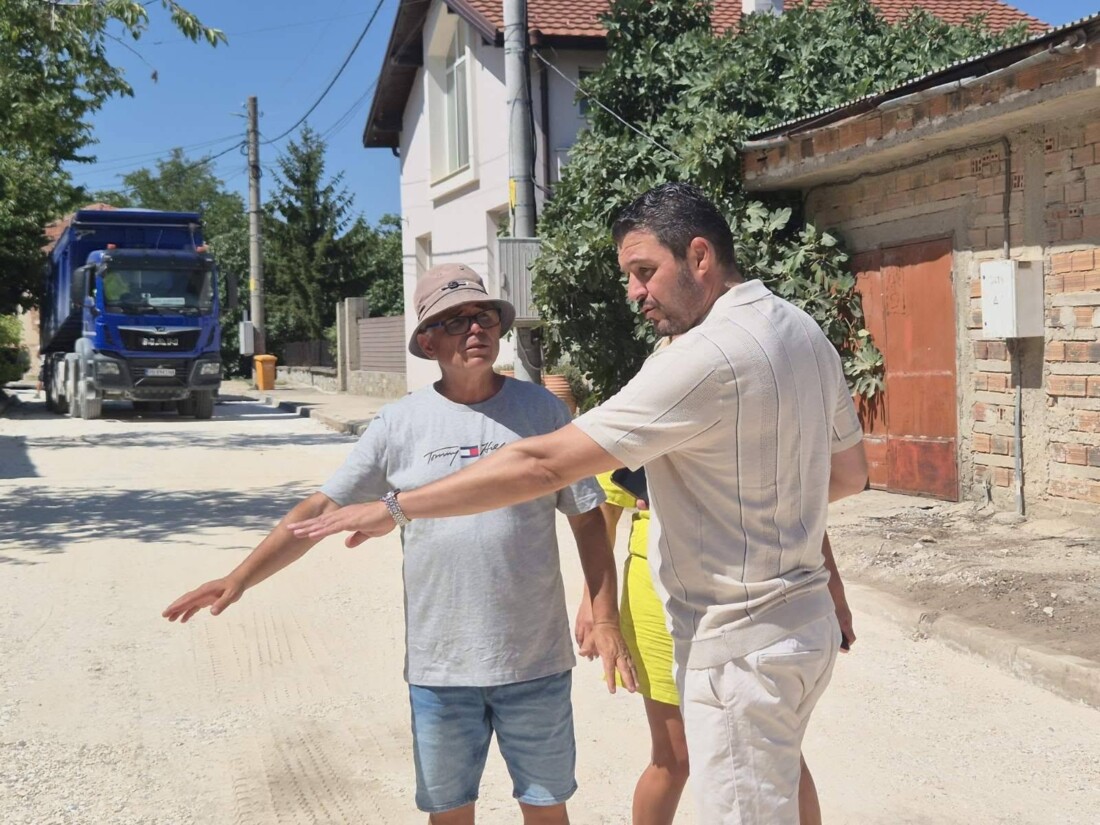 Започна асфалтирането на ключова улица в Брестовица (СНИМКИ)