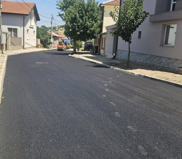 Започна асфалтирането на ключова улица в Брестовица (СНИМКИ)