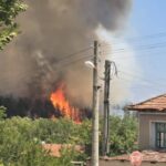 Горски пожар бушува в Хисарско, десетки огнеборци и доброволци са на терен 1 Горски пожар бушува в Хисарско, десетки огнеборци и доброволци са на терен