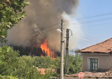 Горски пожар бушува в Хисарско, десетки огнеборци и доброволци са на терен