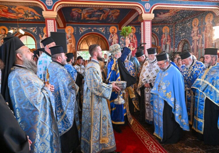 Първомай посрещна чудотворната икона на Света Богородица "Златна ябълка" (СНИМКИ) 31 Първомай посрещна чудотворната икона на Света Богородица "Златна ябълка" (СНИМКИ)