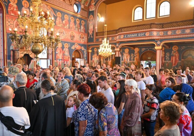 Първомай посрещна чудотворната икона на Света Богородица "Златна ябълка" (СНИМКИ) 29 Първомай посрещна чудотворната икона на Света Богородица "Златна ябълка" (СНИМКИ)