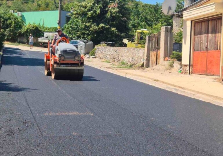 Започна асфалтирането на ключова улица в Брестовица (СНИМКИ)
