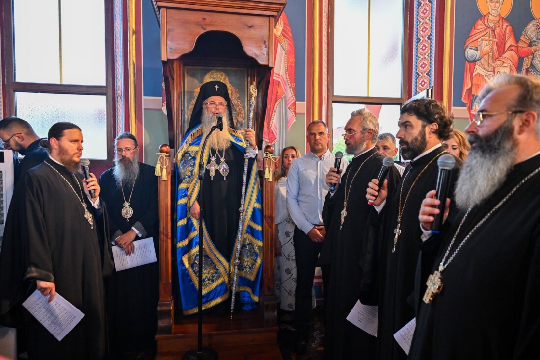 Първомай посрещна чудотворната икона на Света Богородица "Златна ябълка" (СНИМКИ) 2 Първомай посрещна чудотворната икона на Света Богородица "Златна ябълка" (СНИМКИ)