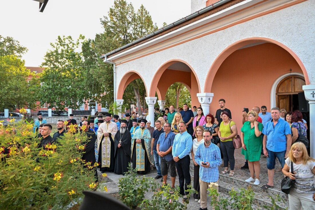 Първомай посрещна чудотворната икона на Света Богородица "Златна ябълка" (СНИМКИ) 1 Първомай посрещна чудотворната икона на Света Богородица "Златна ябълка" (СНИМКИ)