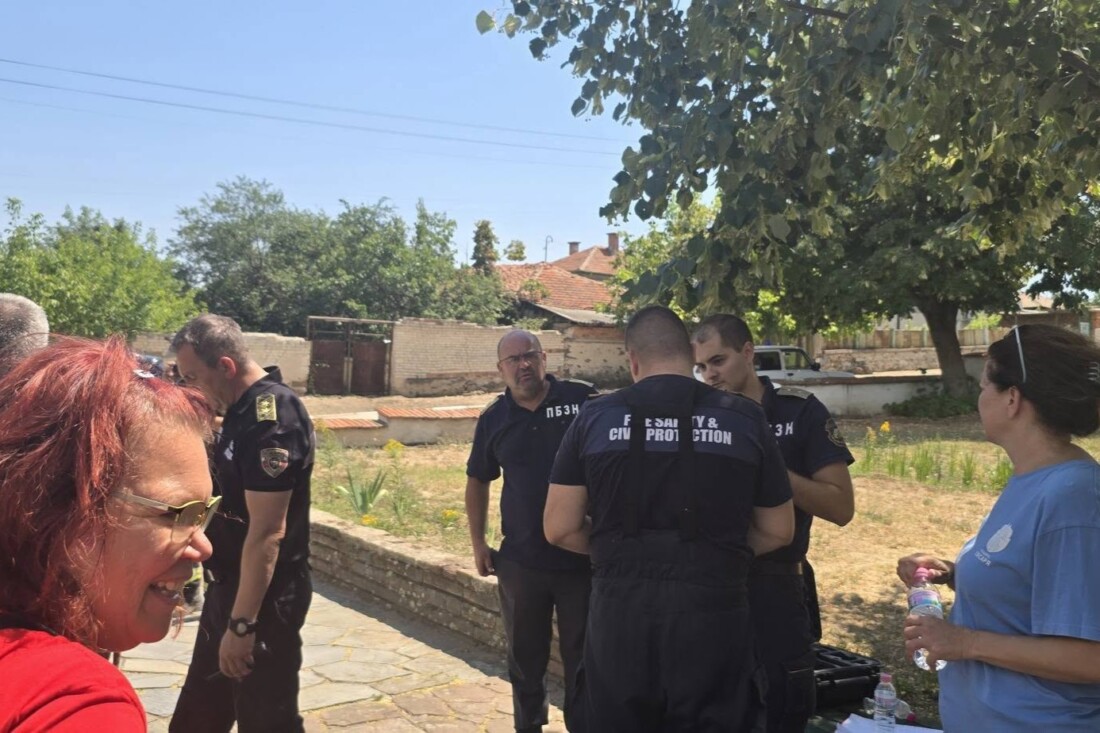 Горски пожар бушува в Хисарско, десетки огнеборци и доброволци са на терен