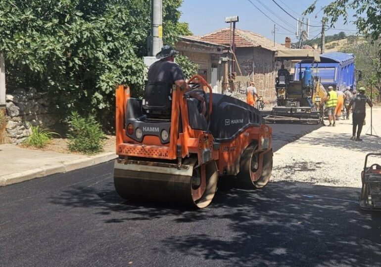 Започна асфалтирането на ключова улица в Брестовица (СНИМКИ)