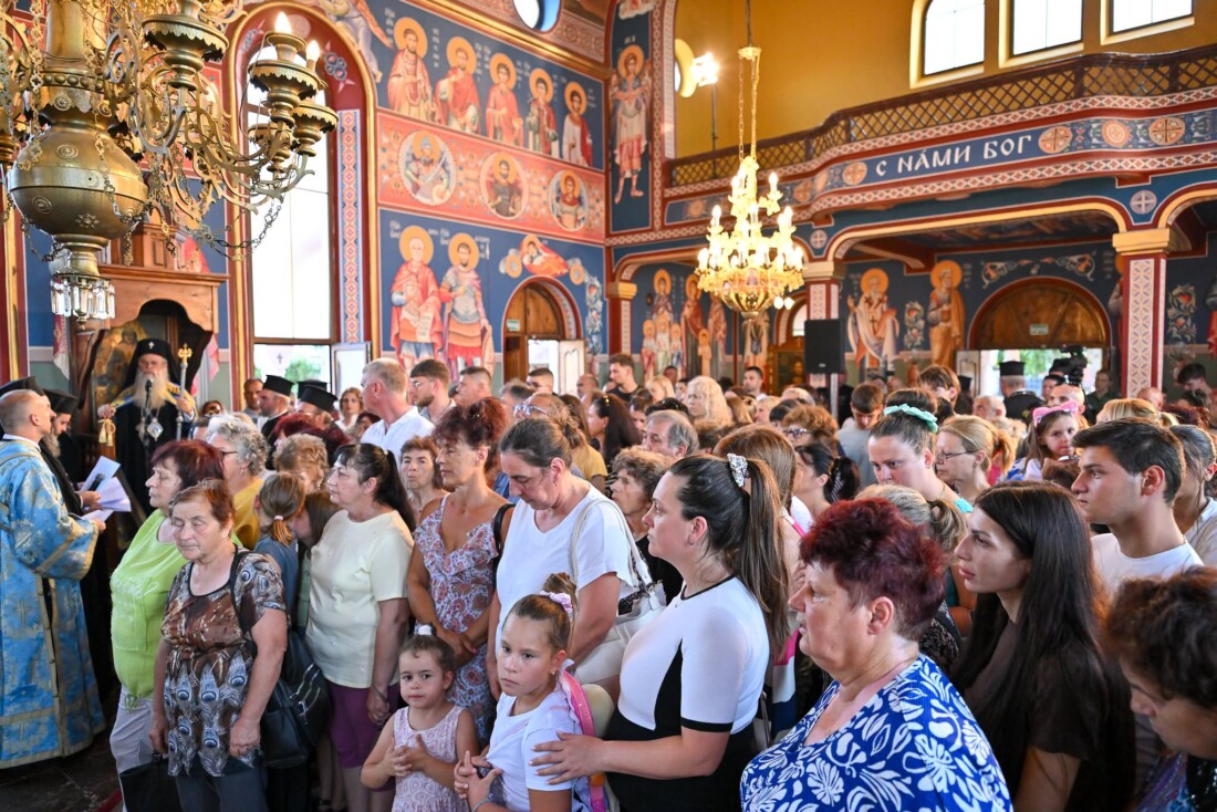Първомай посрещна чудотворната икона на Света Богородица "Златна ябълка" (СНИМКИ) 4 Първомай посрещна чудотворната икона на Света Богородица "Златна ябълка" (СНИМКИ)