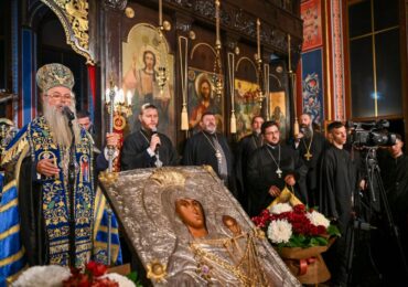Първомай посрещна чудотворната икона на Света Богородица "Златна ябълка" (СНИМКИ)