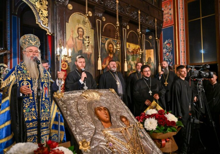 Първомай посрещна чудотворната икона на Света Богородица "Златна ябълка" (СНИМКИ)
