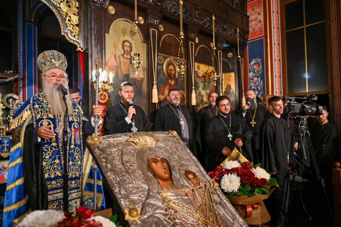 Първомай посрещна чудотворната икона на Света Богородица „Златна ябълка“ (СНИМКИ)