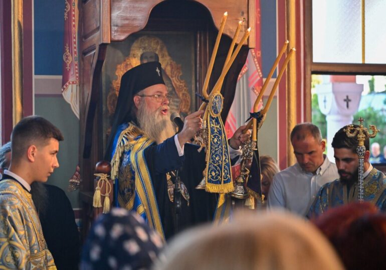 Първомай посрещна чудотворната икона на Света Богородица "Златна ябълка" (СНИМКИ) 17 Първомай посрещна чудотворната икона на Света Богородица "Златна ябълка" (СНИМКИ)