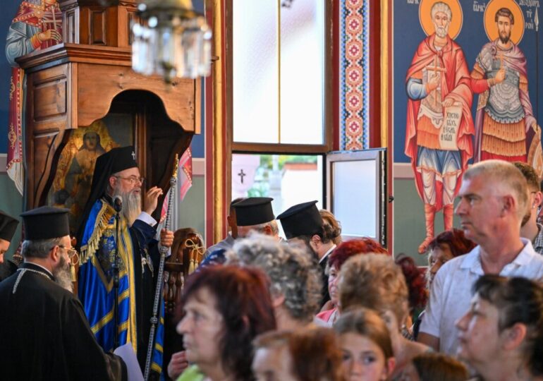 Първомай посрещна чудотворната икона на Света Богородица "Златна ябълка" (СНИМКИ) 16 Първомай посрещна чудотворната икона на Света Богородица "Златна ябълка" (СНИМКИ)
