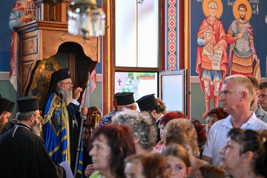 Първомай посрещна чудотворната икона на Света Богородица "Златна ябълка" (СНИМКИ) 3 Първомай посрещна чудотворната икона на Света Богородица "Златна ябълка" (СНИМКИ)