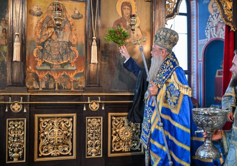 Първомай посрещна чудотворната икона на Света Богородица "Златна ябълка" (СНИМКИ) 8 Първомай посрещна чудотворната икона на Света Богородица "Златна ябълка" (СНИМКИ)