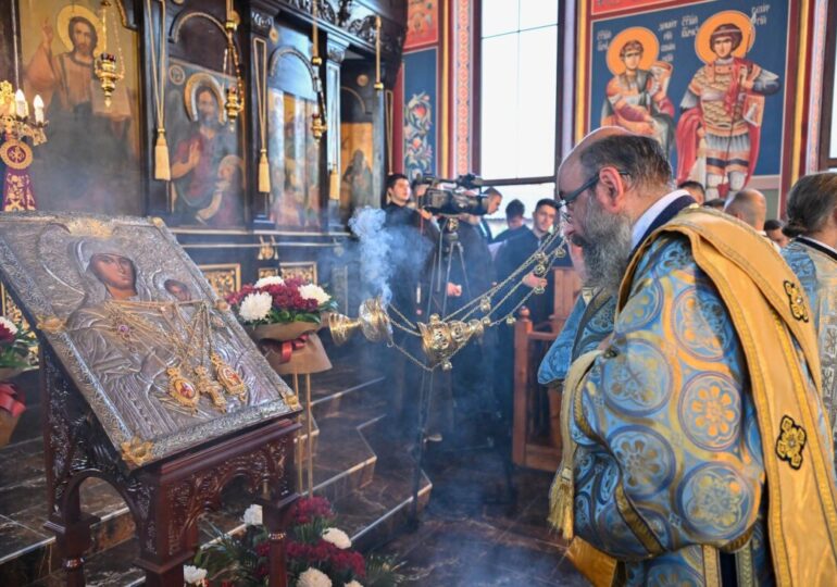 Първомай посрещна чудотворната икона на Света Богородица "Златна ябълка" (СНИМКИ) 10 Първомай посрещна чудотворната икона на Света Богородица "Златна ябълка" (СНИМКИ)