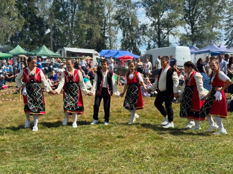 Юндола оживя с песни, танци и традиции на празничния събор „Юндола – 2026“ (ГАЛЕРИЯ)