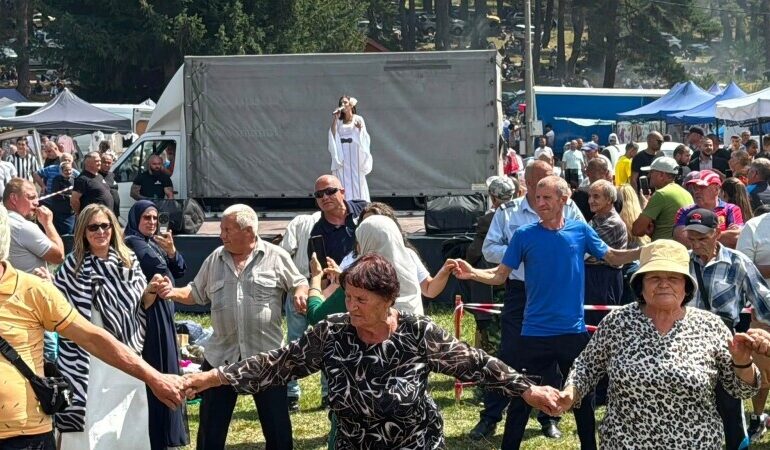 Юндола оживя с песни, танци и традиции на празничния събор „Юндола – 2026“ (ГАЛЕРИЯ)