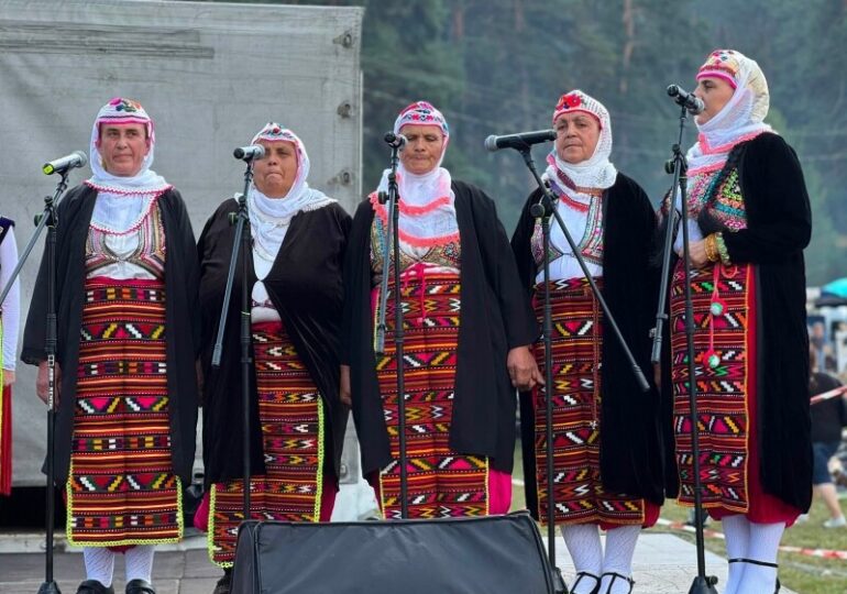 Юндола оживя с песни, танци и традиции на празничния събор „Юндола – 2026“ (ГАЛЕРИЯ)