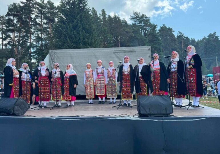 Юндола оживя с песни, танци и традиции на празничния събор „Юндола – 2026“ (ГАЛЕРИЯ)