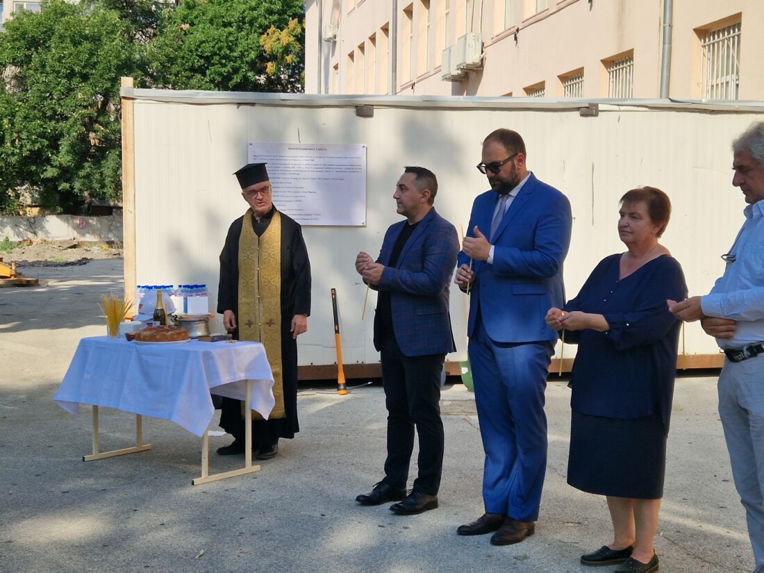 Двама заместник-кметове дадоха старт на строежа на нов корпус към СУ „Св. Паисий Хилендарски“ (СНИМКИ) 1 Двама заместник-кметове дадоха старт на строежа на нов корпус към СУ „Св. Паисий Хилендарски“ (СНИМКИ)
