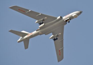 За пръв път: Китай показа стратегически бомбардировач, способен да изстрелва ядрени ракети (ВИДЕО)