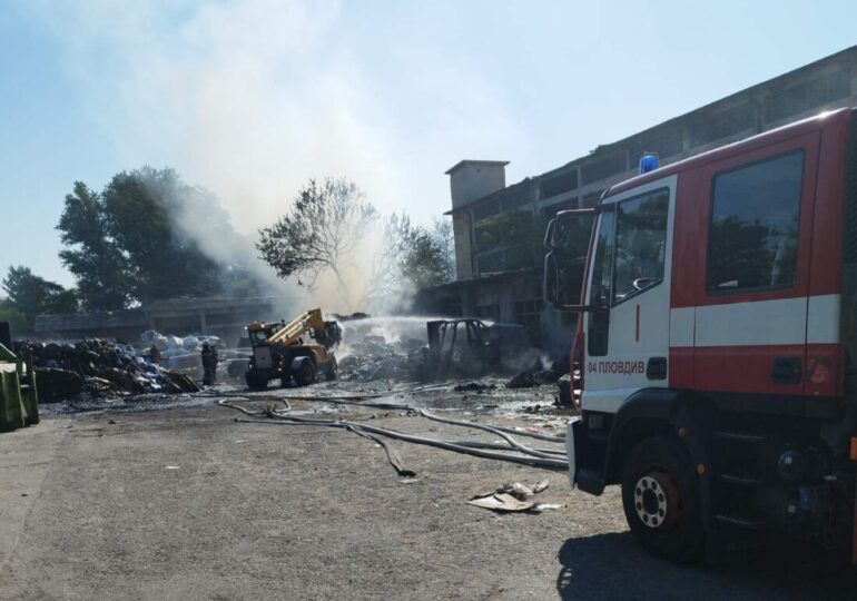 Пожар в производствена площадка в Пловдив: Има ли замърсяване на въздуха? (СНИМКИ)