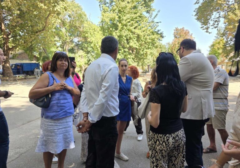Ще започне ли нормално учебната година в Хуманитарната гимназия в Пловдив? (СНИМКИ) 10 Ще започне ли нормално учебната година в Хуманитарната гимназия в Пловдив? (СНИМКИ)
