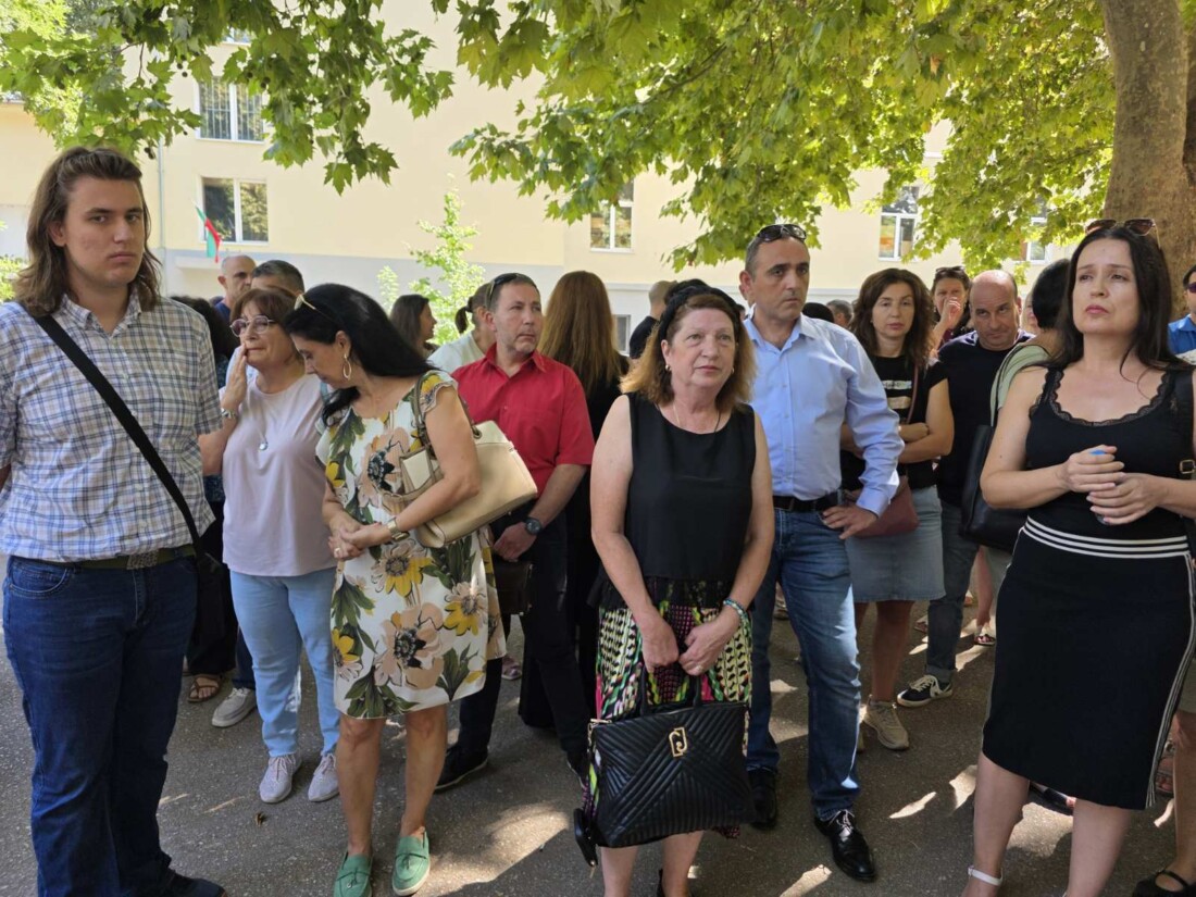 Ще започне ли нормално учебната година в Хуманитарната гимназия в Пловдив? (СНИМКИ) 3 Ще започне ли нормално учебната година в Хуманитарната гимназия в Пловдив? (СНИМКИ)