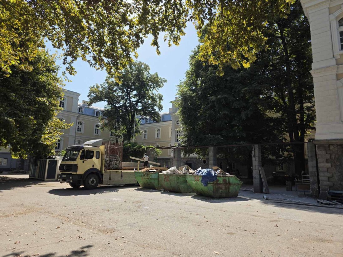 Ще започне ли нормално учебната година в Хуманитарната гимназия в Пловдив? (СНИМКИ) 1 Ще започне ли нормално учебната година в Хуманитарната гимназия в Пловдив? (СНИМКИ)