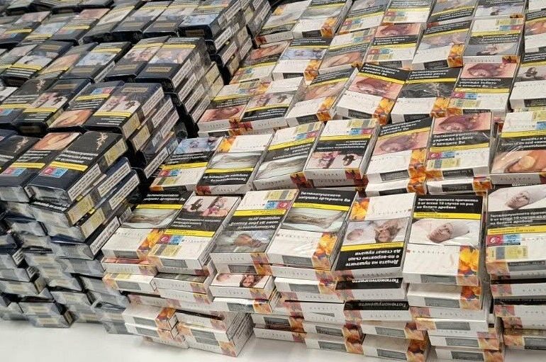 Иззеха 1000 кутии цигари от багаж на пътник на Летище Бургас