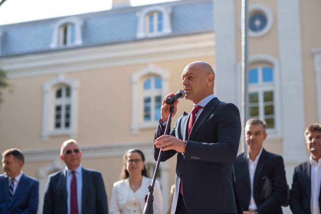 Хуманитарната гимназия в Пловдив отвори врати след ремонта, кметът Костадин Димитров приветства учениците (СНИМКИ)