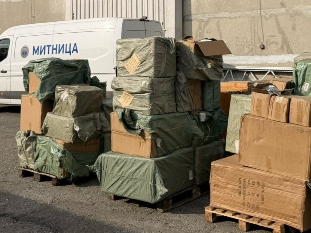 Под митнически контрол: Унищожиха над 56 600 фалшиви артикула (ВИДЕО) 1 Под митнически контрол: Унищожиха над 56 600 фалшиви артикула (ВИДЕО)